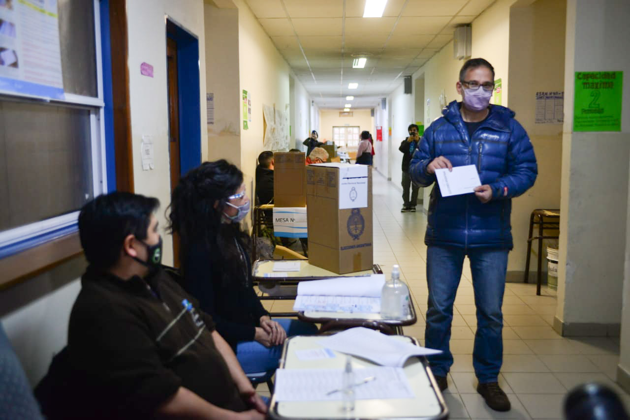 Agustín Domingo, precandidato de Juntos Somos Río Negro, votó esta mañana en la ESRN 104 de Bariloche. Foto: Chino Leiva