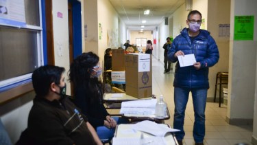 Agustín Domingo, precandidato de Juntos Somos Río Negro, votó esta mañana en la ESRN 104 de Bariloche. Foto: Chino Leiva