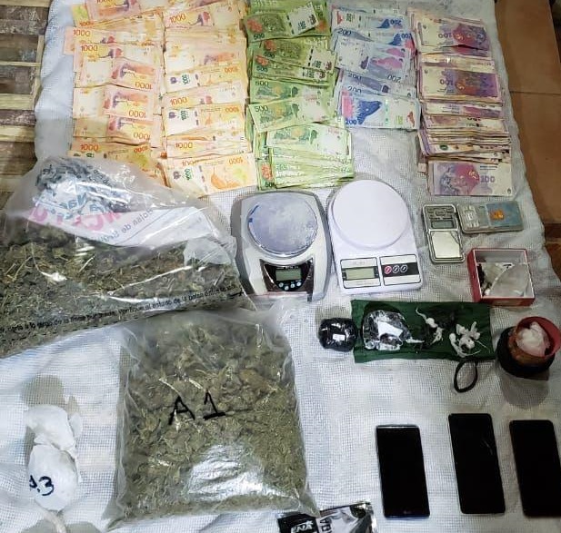Balanzas, marihuana y cocaína, son parte de los elementos secuestrados por Gendarmería en El Bolsón. Foto: Gentileza