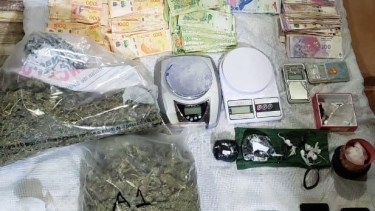 Balanzas, marihuana y cocaína, son parte de los elementos secuestrados por Gendarmería en El Bolsón. Foto: Gentileza