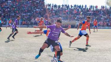 Fútbol y tribuneas llenas en el Maiolino. Una jornada inolvidable. Fotos: Juan Thomes 