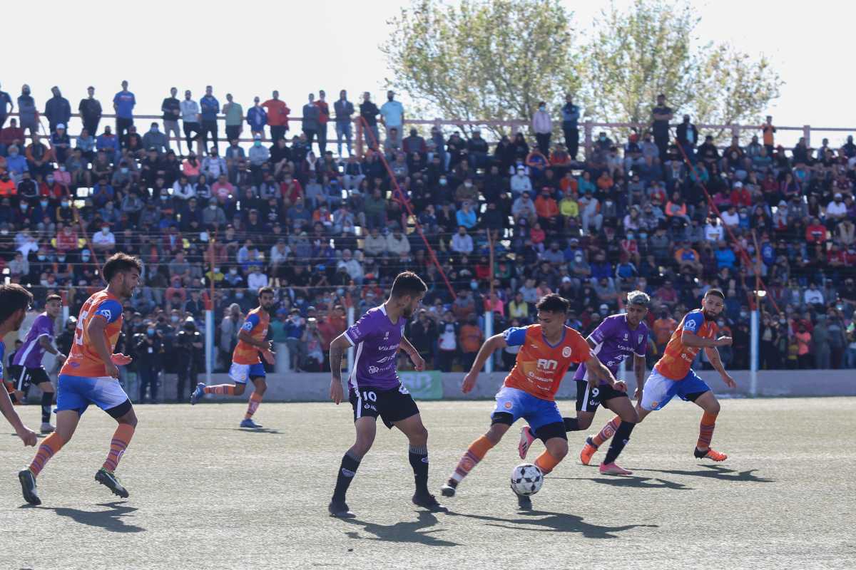 Fútbol y tribuneas llenas en el Maiolino. Una jornada inolvidable. Fotos: Juan Thomes 