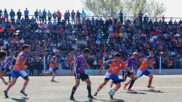 Fútbol y tribuneas llenas en el Maiolino. Una jornada inolvidable. Fotos: Juan Thomes 