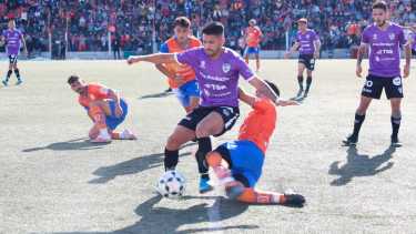 Fútbol y tribuneas llenas en el Maiolino. Una jornada inolvidable. Fotos: Juan Thomes 