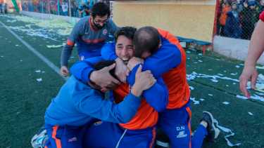 El árbitro pitó el final. Diego Napolitano, su hermano David y el cuerpo técnico que se va acercando para el abrazo. Fotos: Juan Thomes  
