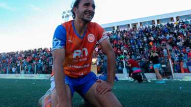 Facundo Miguel y su festejo, con la platea del Maiolino llena de fondo. Deportivo Roca se consagró en la Liga Confluencia. Fotos: Juan Thomes 