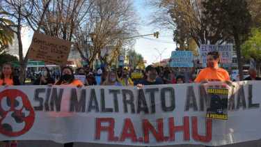 Contra el maltrato animal, marcharon en Roca. Fotos: Emiliana Cantera