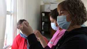 El vacunatorio móvil sigue recorriendo Roca para llegar a quienes no se vacunaron