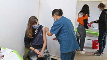 Pfizer difundió resultados que confirman la eficacia de la vacunación a adolescentes (Foto: Juan Thomes)