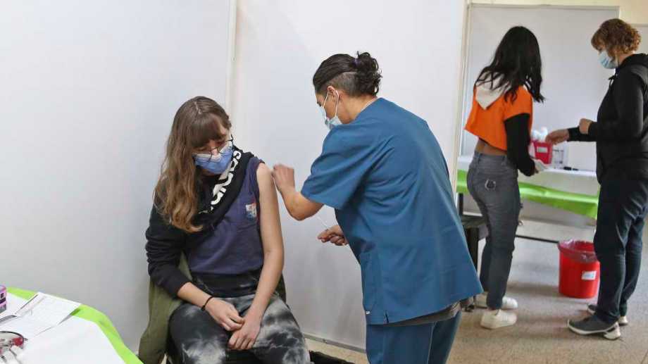 Pfizer difundió resultados que confirman la eficacia de la vacunación a adolescentes (Foto: Juan Thomes)