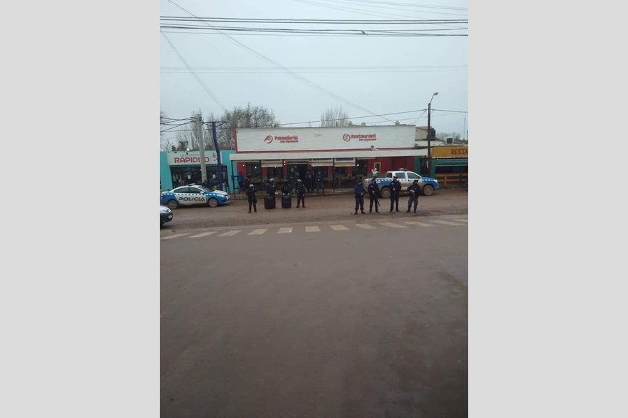 El operativo policial en el centro de Añelo Foto: Gentileza