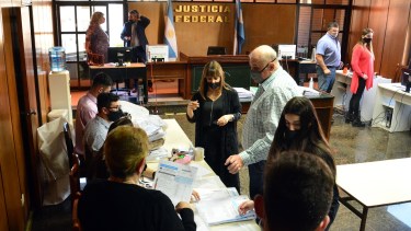 Viedma - 14/09/2021
Comenzo el escrutiño definitivo de los votos para las elecciones PASO 2021
Foto : Marcelo Ochoa