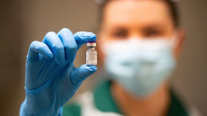 Menos de la mitad de la población de Estados Unidos está vacunada con la tercera dosis de refuerzo. 