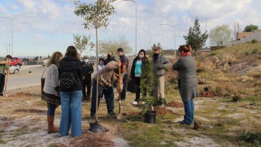 Celebraron el Día del Árbol y homenajearon a las víctimas de Covid.19 en Neuquén. (Gentileza Neuquén Informa) 