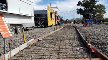 Las obras se iniciaron durante esta jornada en el Pase Gastronómico ubicado en cercanías al puente Basilio Villarino.