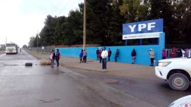 Los auxiliares de servicio cortaron el paso en la refinería como una de sus protestas de este viernes. (Gentileza).-