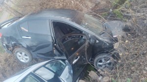 Accidente de tránsito en zona rural terminó con dos autos en un canal de riego en Roca