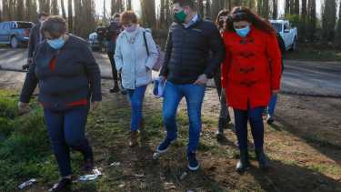 El ministro charló con la familia Tarifa que denunció la toma. Fotos: Juan Thomes. 