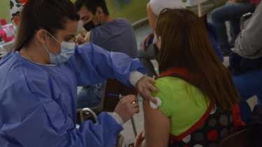Entre primeras y segundas dosis se aplicaron en la provincia 780.832. Foto Yamil Regules.