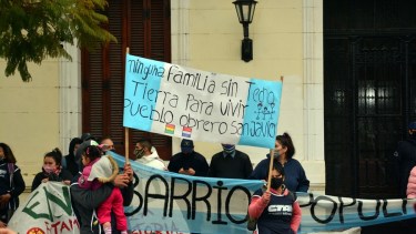 La marcha tuvo como partida la Casa de Gobierno en la capital rionegrina. Foto: Marcelo Ochoa. 
