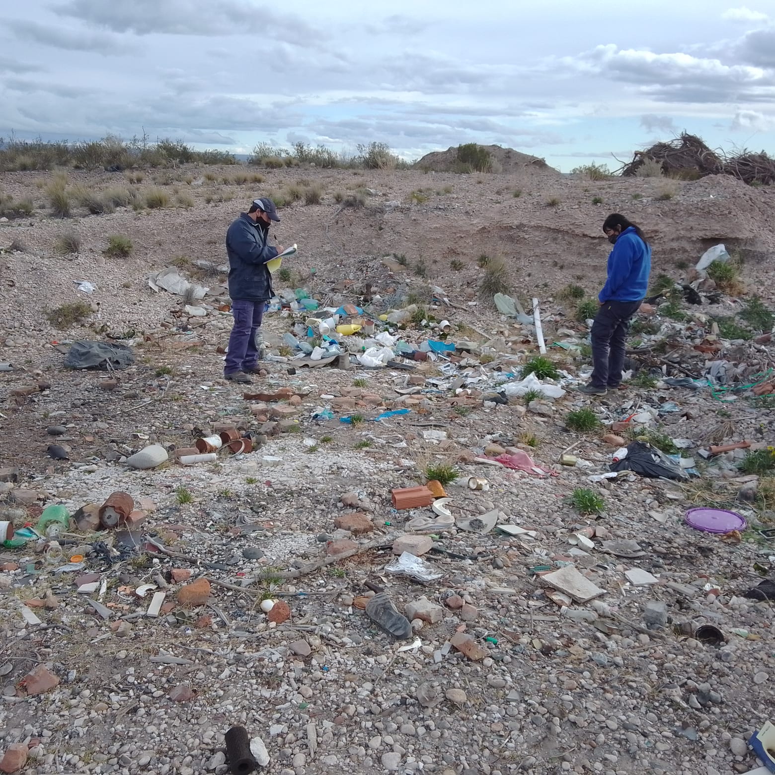 Inspectores ambientales realizaron la recolección del material encontrado en cercanías del aeropuerto de Roca.