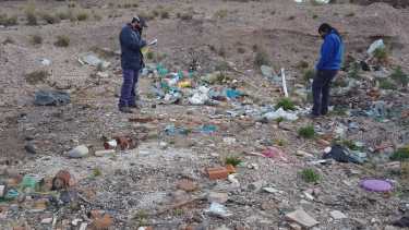 Inspectores ambientales realizaron la recolección del material encontrado en cercanías del aeropuerto de Roca.