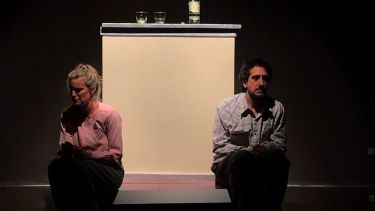 La obra incorporó los protocolos sanitarios a su dramaturgia logrando una particular y muy lograda puesta en escena.
