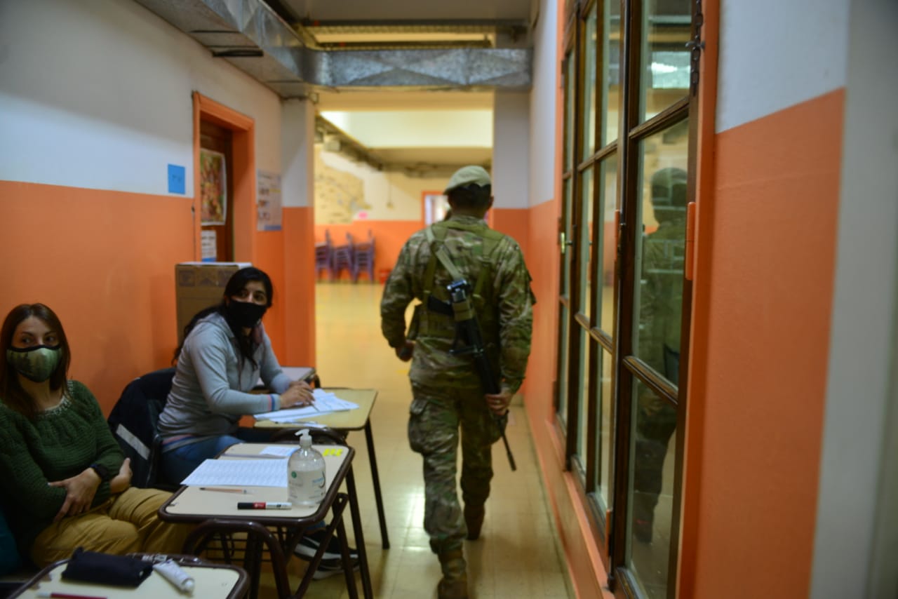 Fuerzas federales custodian las escuelas donde hoy se vota en Bariloche. Foto: Chino Leiva