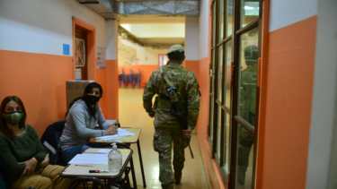 Fuerzas federales custodian las escuelas donde hoy se vota en Bariloche. Foto: Chino Leiva