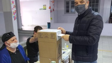 El senador Martín Doñate emitió su voto en la tradicional escuela 11 de Luis Beltrán. Gentileza
