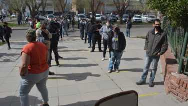 Frente a la escuela, 82 de Neuquén, , estuvo cortada una de las manos de avenida Olascoaga, por la elección. Foto: Yamil Regules