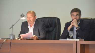 El presidente del tribunal Alejandro Cabral informó el cronograma tentativo del final de juicio: el 10 de Noviembre será el veredicto. A su lado, el vocal Simón Bracco (foto Yamil Regules)