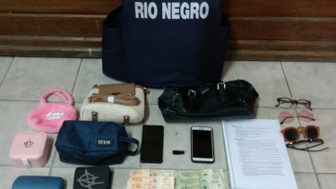 Dinero en efectivo y artículos robados en los vehículos estacionados en El Bolsón. Foto: Gentileza