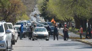 Organizaciones sociales levantan el corte de la avenida en Neuquén, pero volverán mañana