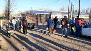 "Hace falta una nueva escuela, no un anexo", es el reclamo en la toma de la EPEA 3 en El Chañar. (gentileza)