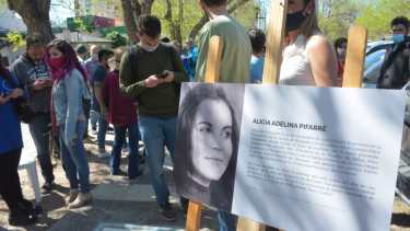 Con las presencia de su hermano Joaquín, sus compañeras de universidad y amigas de militancia, se llevó a cabo el homenaje con la colocación de la baldosa por Alicia Pifarré. Foto Yamil Regules.