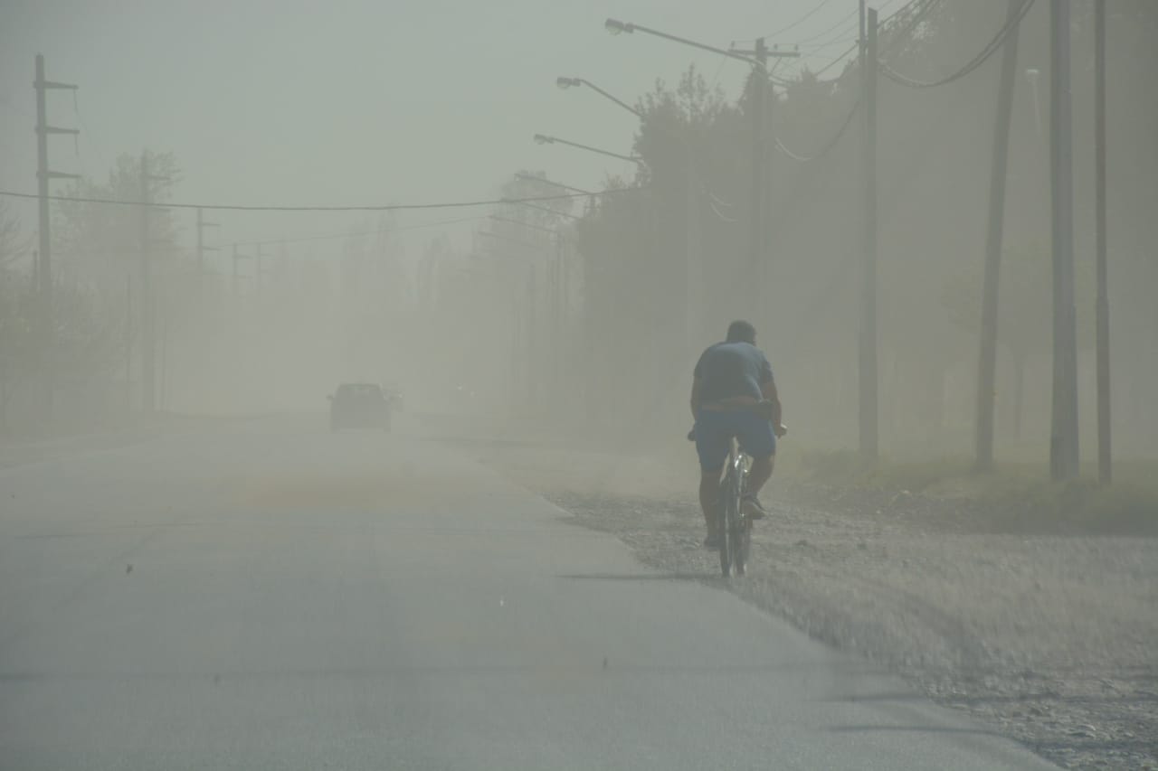 El viento sigue causando problemas este lunes. (Foto archivo Yamil Regules).-