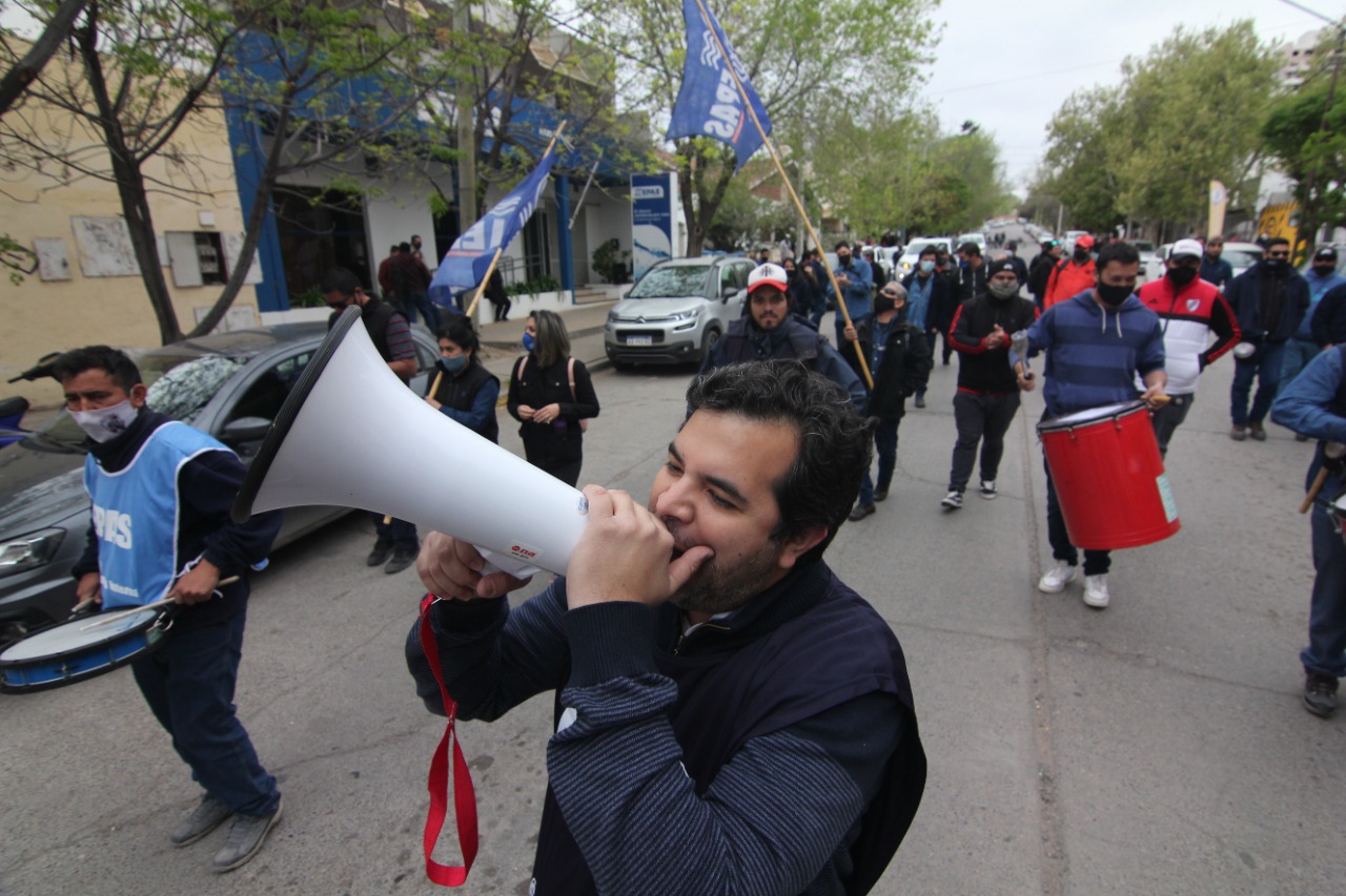 La protesta inició en la sede central del EPAS y luego se trasladó a Casa de Gobierno. Foto: Oscar Livera