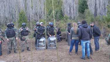 Encapuchados reactivaron la toma mapuche cerca de El Bolsón