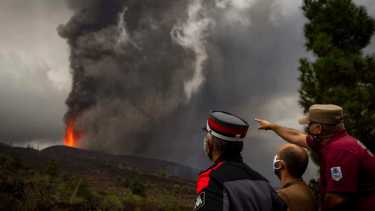 Las increíbles imágenes del avance de la lava tras la erupción del volcán en Canarias