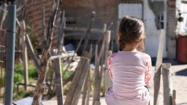 Sus hijos iban a ser dados en adopción porque ella es pobre, pero un juez lo impidió