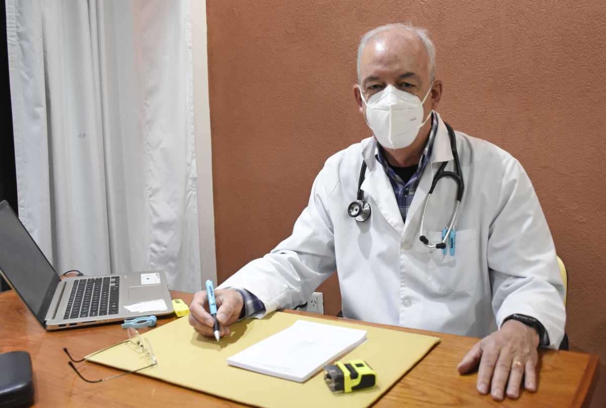 Dedicación. El doctor Julián Ciruzzi recomienda vacunarse contra el COVID-19 cuanto antes. Foto: Florencia Salto