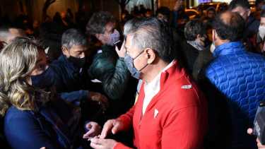 Ferraresso en el saludo con Figueroa, el domingo de la elección. De espaldas, el gobernador. Foto: Florencia Salto.