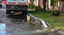 Imagen de Se rompió el «by pass» y los residuos cloacales recorren varias calles, en Roca