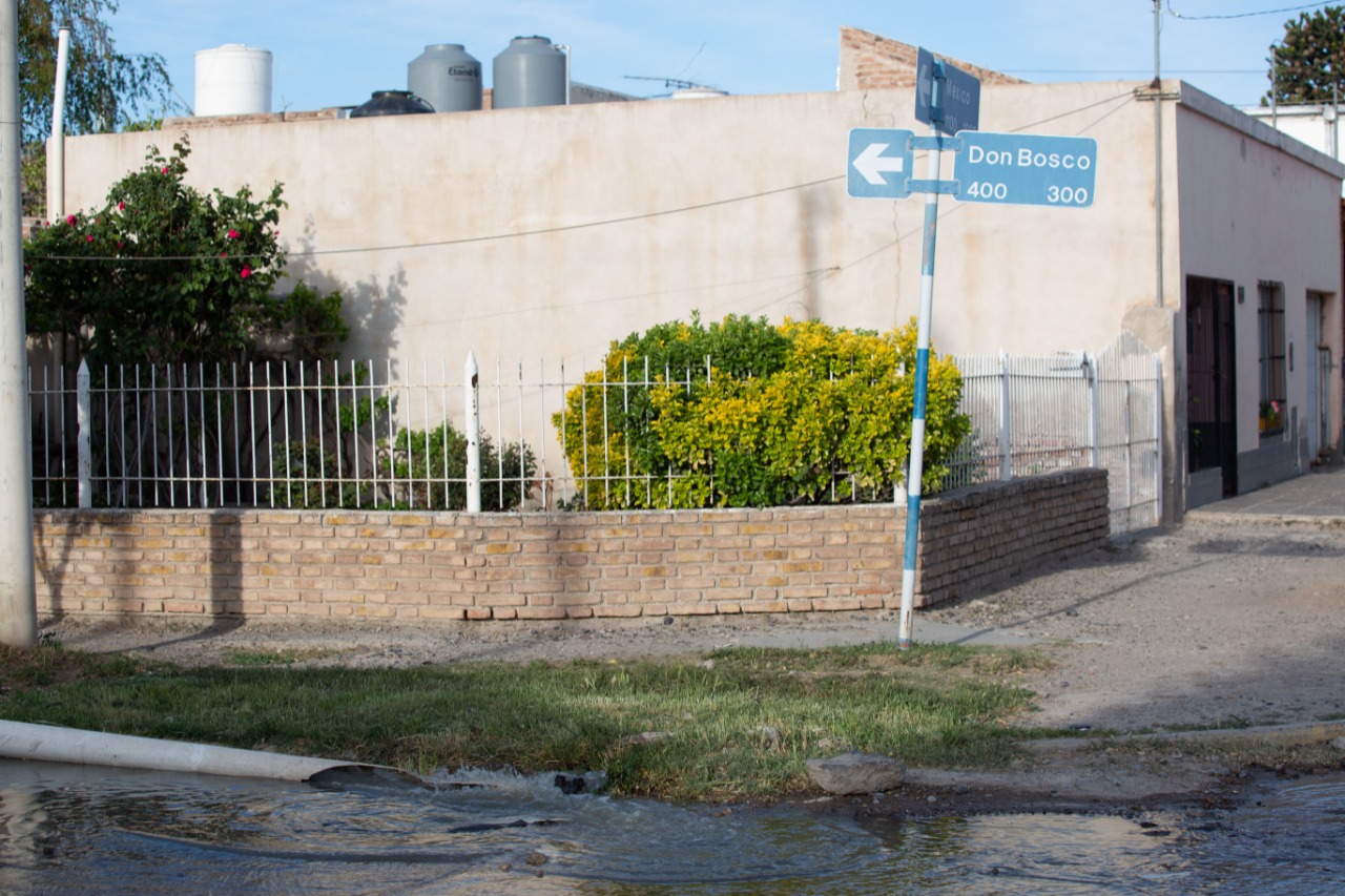 Las aguas servidas corriero, ayer, por calle Don Bosco, en dirección a la Ruta Nacional 22. Foto archivo