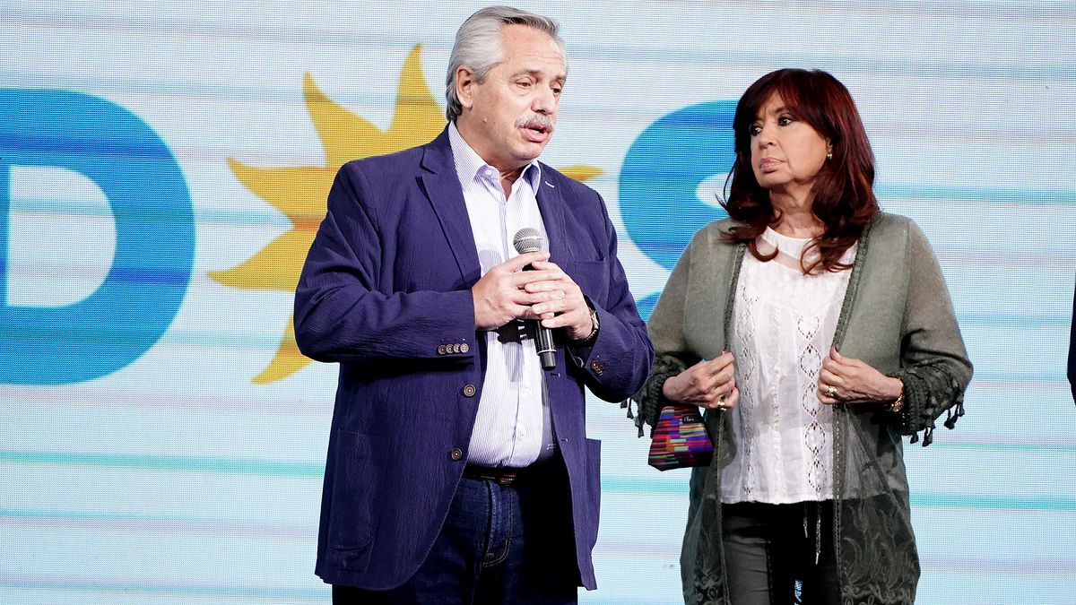 La ofensiva de Cristina pone al presidente en un dilema: la obedece o la  enfrenta