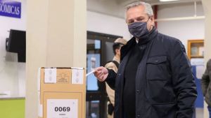 Fue viral: ¿estaba abierta la urna donde el presidente Alberto Fernández votó?