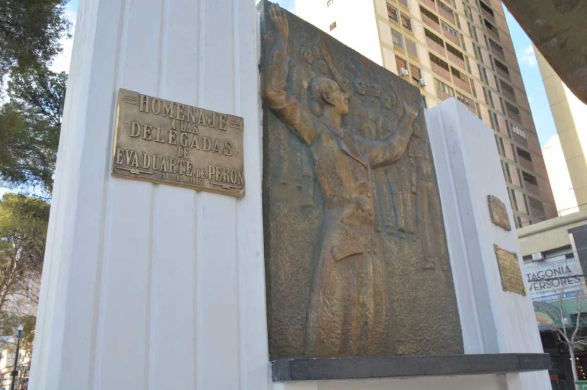 Eva Duarte y la historia de la grieta neuquina. Cuando se lo derrocó a Juan Domingo Perón, el busto fue derribado por los adherentes a la revolución libertadora. La avenida, entonces, también dejó de llamarse como ella. Ahora se lo restauró.