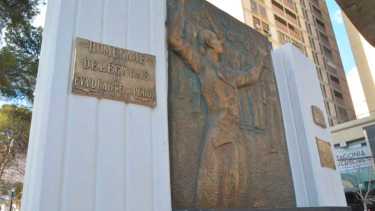 Eva Duarte y la historia de la grieta neuquina. Cuando se lo derrocó a Juan Domingo Perón, el busto fue derribado por los adherentes a la revolución libertadora. La avenida, entonces, también dejó de llamarse como ella. Ahora se lo restauró.