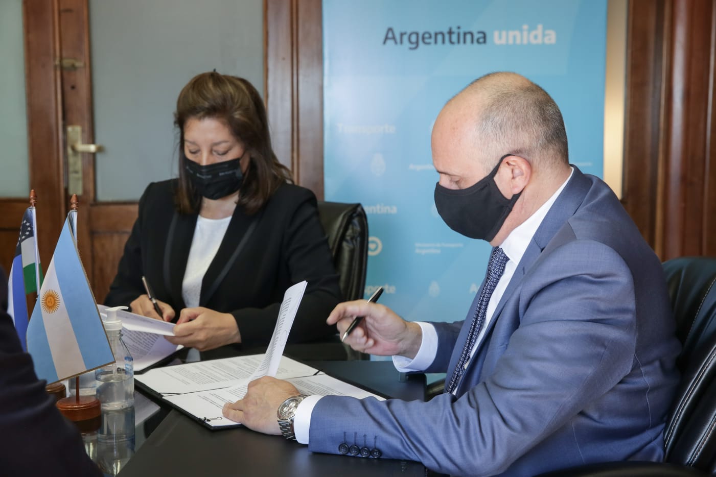 La gobernadora Arabela Carreras firmó los dos convenios con el ministro de Transporte de Nación.  Foto: gentileza